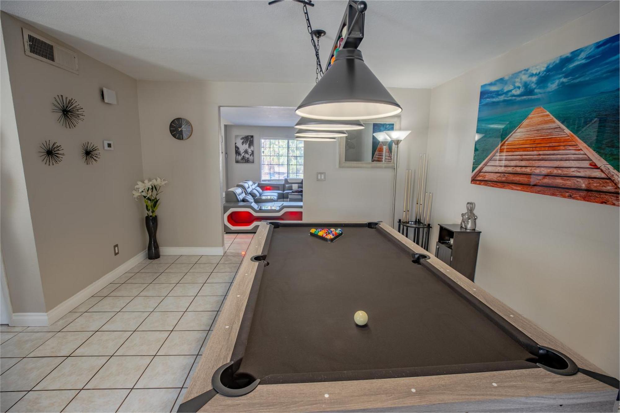 Casa de férias 1800 Sqft House W/heated Pool Spa 13min From Strip *